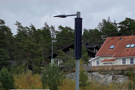 NORWAY_Lampadaire solaire vertical se dresse dans un terrain de football