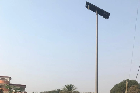 CAMEROON_Lumières solaires installées sur la route de campagne